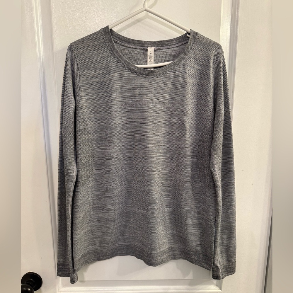 Lululemon Swiftly Tech Long Sleeve Breeze Relaxed Fit
White Black